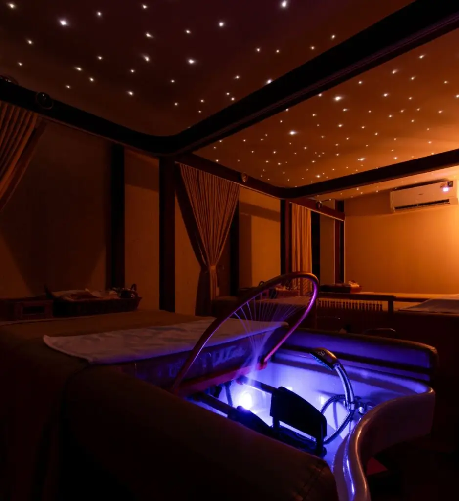 A head spa near me with a room with starry ceiling at Chandee Sleep Salon Bangkok