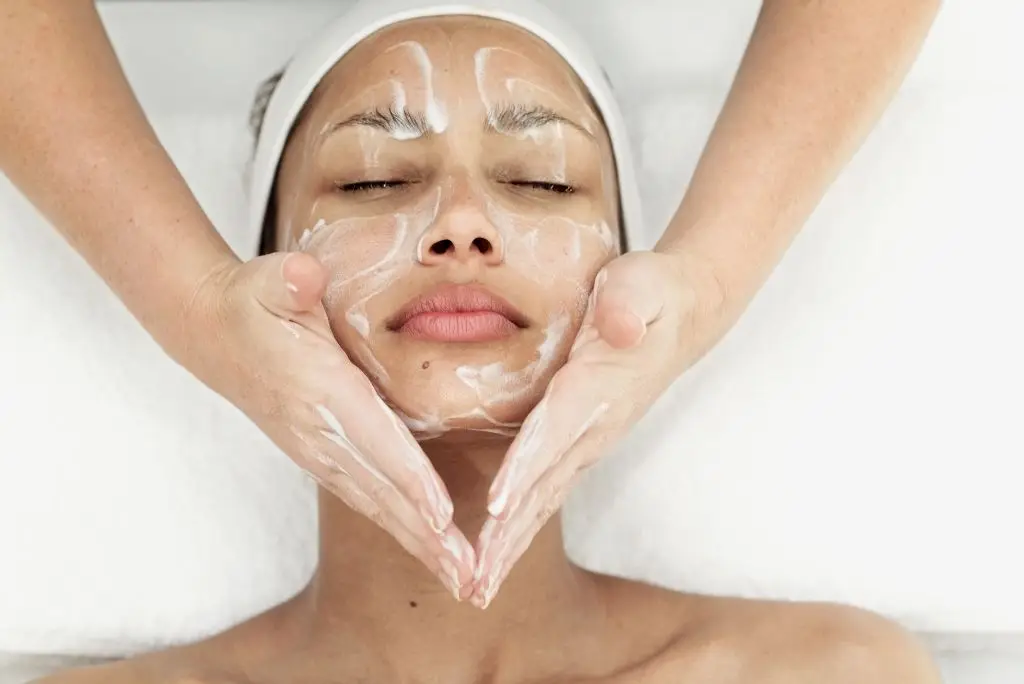 Anti-aging V-shape facial in Bangkok spa – collagen boosting massage and lifting treatment