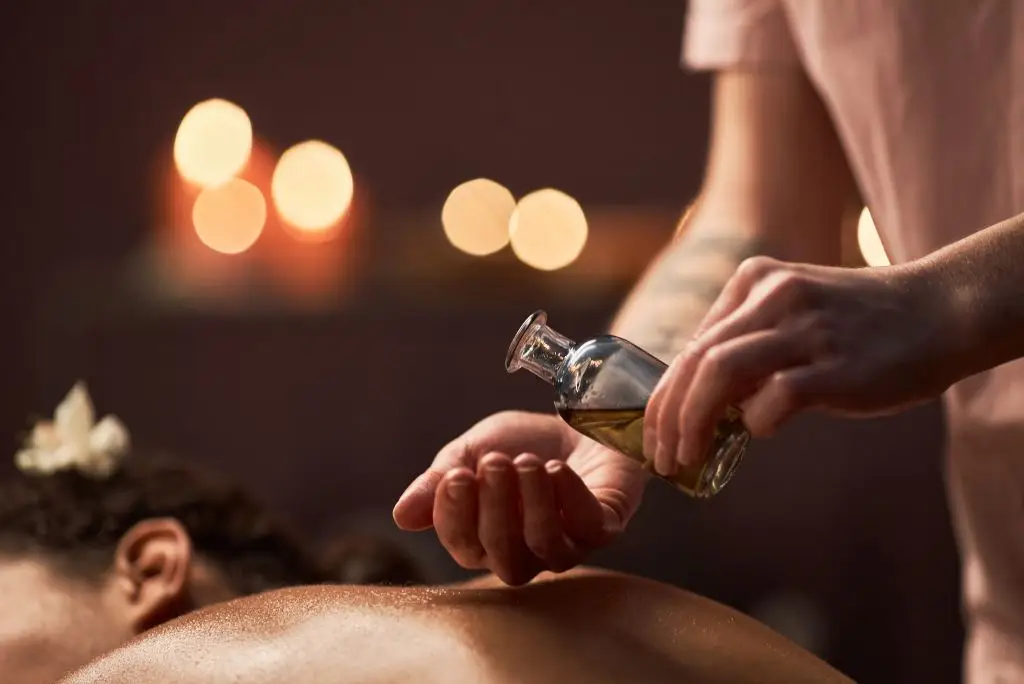 Aroma oil massage in Silom Bangkok spa – relaxing essential oil treatment for body and mind