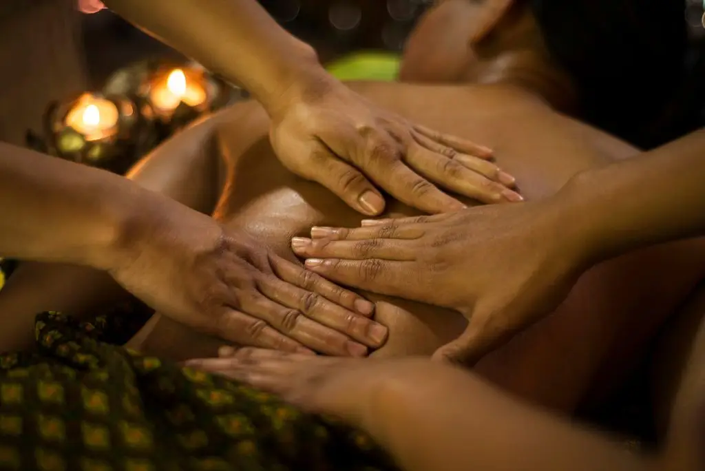 Four hand massage in Silom Bangkok spa – synchronized therapy with two therapists and essential oils