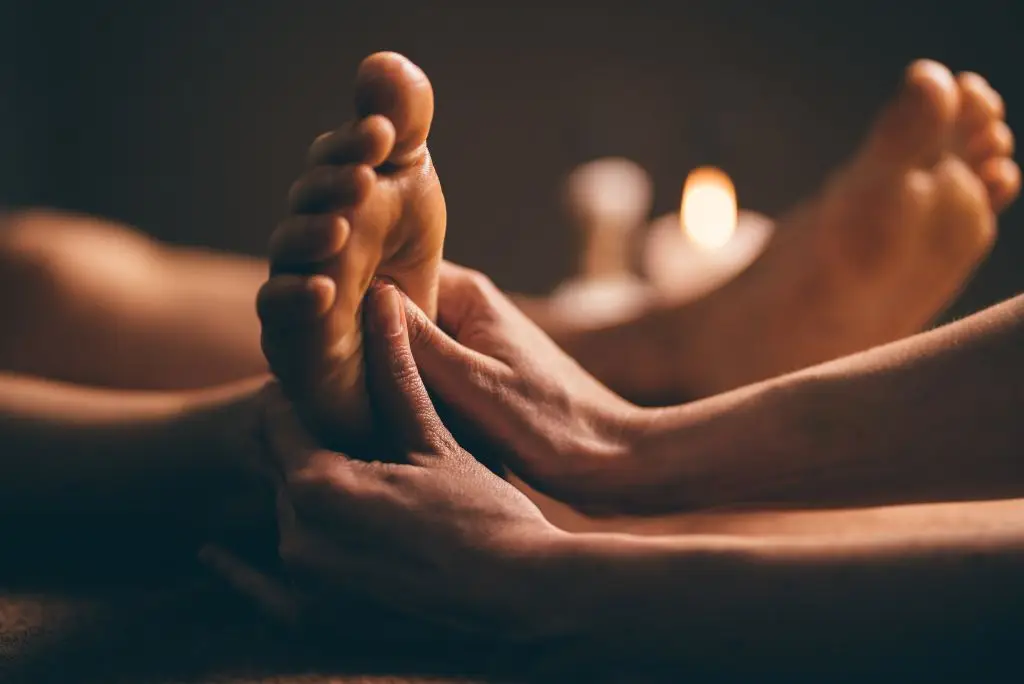 Foot massage in Silom Bangkok spa – relaxation therapy for stress relief and circulation