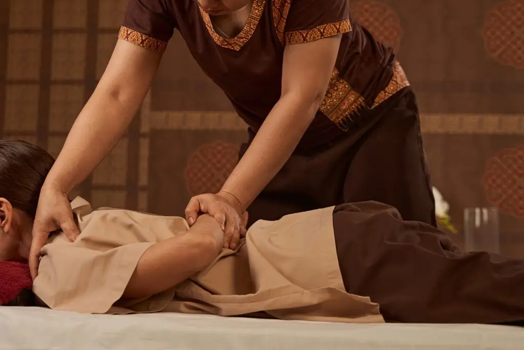 Traditional Thai massage in Silom Bangkok – head spa with ancient healing techniques